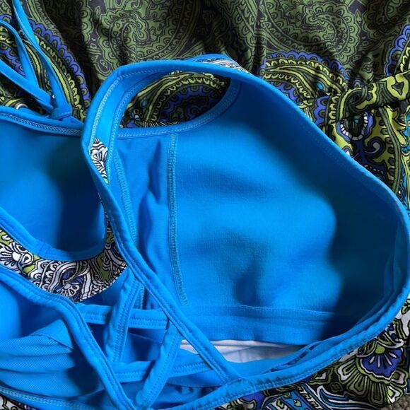 Athleta Polyester/Spandex Tank w/Built In Bra - Picture 6 of 6